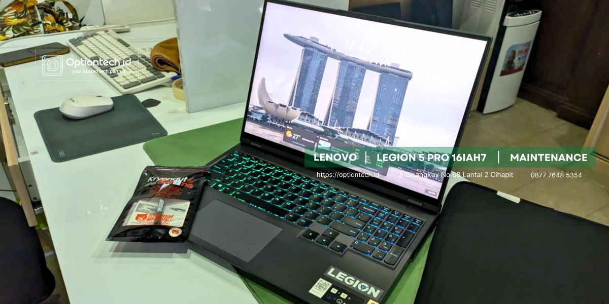 Proses cleaning dan penggantian thermal paste laptop gaming di workshop OptionTech Bandung